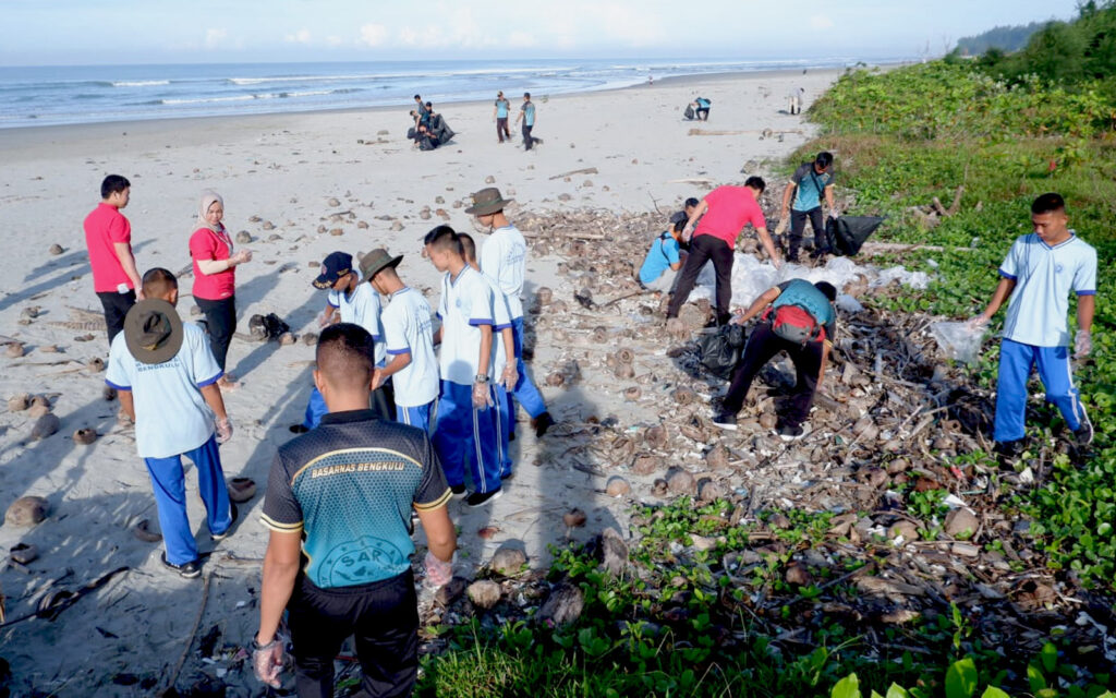 Kolaborasi Aksi Cinta Pantai Bersama Basarnas Bengkulu dan Komunitas