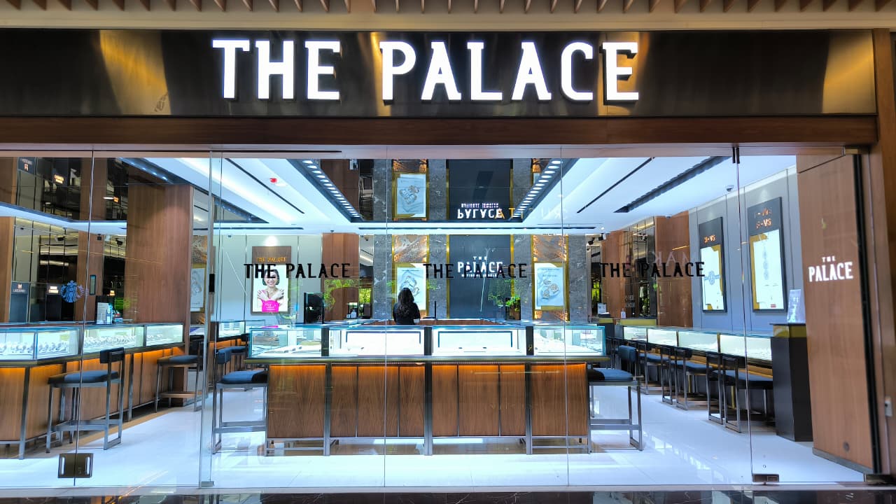 Temukan koleksi emas dan perhiasan elegan di The Palace Bencoolen Mall dengan desain mewah, berkualitas, dan cocok untuk berbagai momen spesial Anda.
