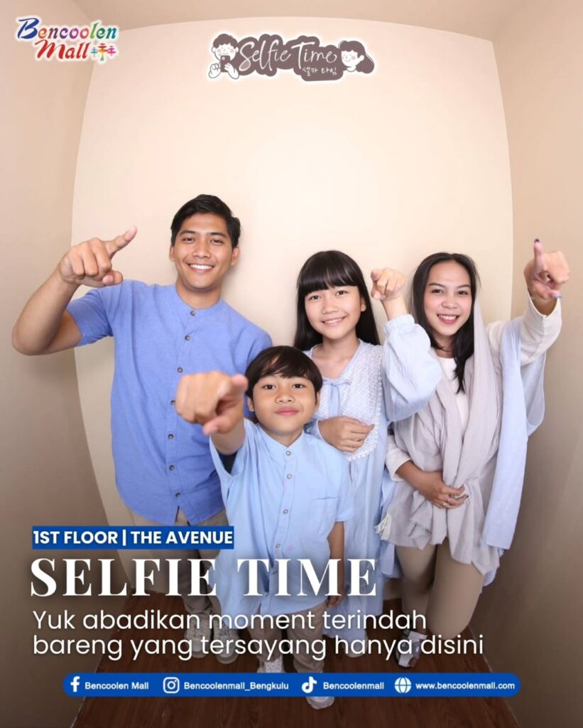 Pengunjung berfoto di photobooth Selfie Time Bencoolen Mall