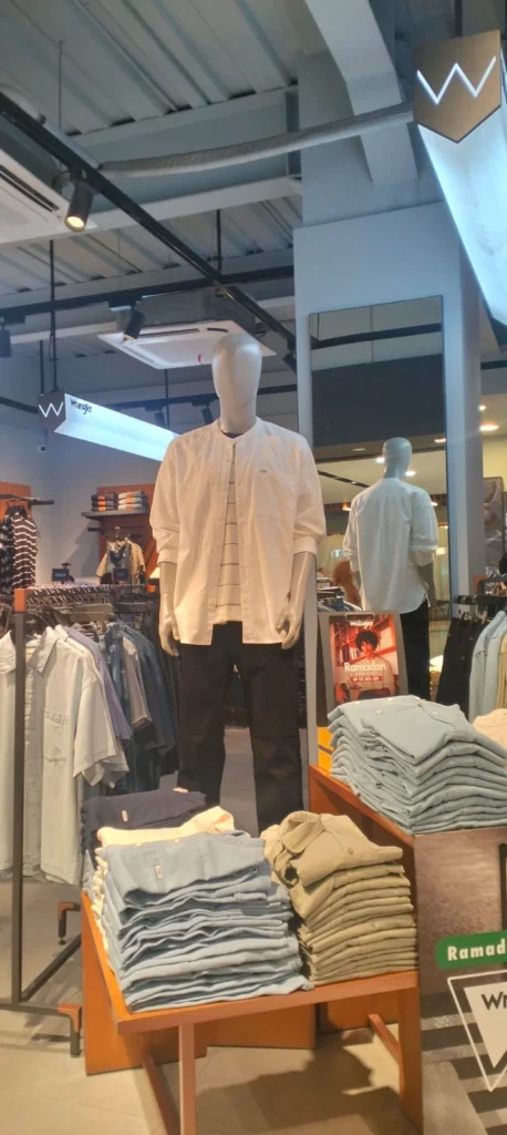 Baju Lebaran Pria Stylish 2026 Promo 20% di Wrangler!
