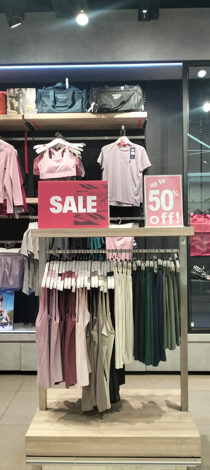 Diskon Reebok 50% : Promo Sepatu & Outfit Original Reebok!