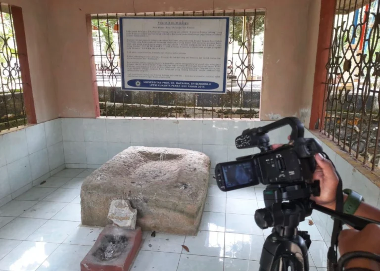 Sejarah Batu Menangis dan Batu Tri Sakti di Suban Air Panas!