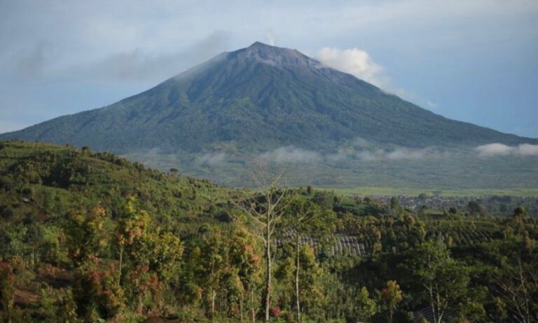 Bentang Alam Sebelat : Wisata Alam dengan Air Terjun Tembulun!