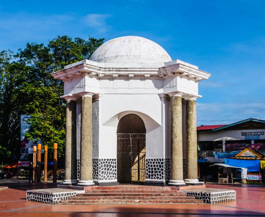 Tugu Thomas Parr Bengkulu: Sejarah dengan Arsitektur Unik!